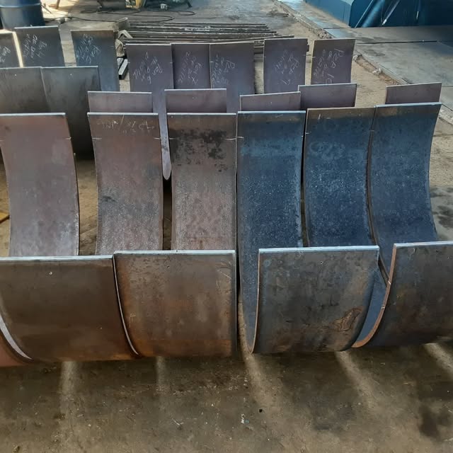 Ensamble de placas curvas con refuerzos