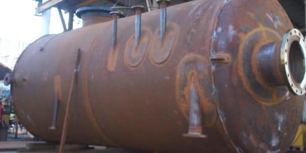 Cuerpo de recipiente con conexiones