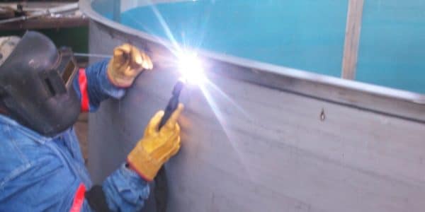 Soldador trabajando en el taller
