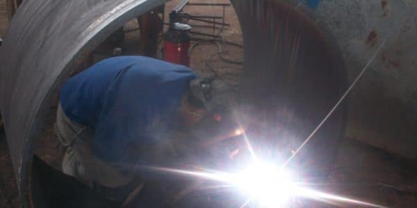 Trabajo de soldadura en un cilindro